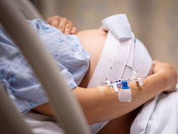 Qualitätsvertrag Geburtshilfe: Neue Versorgung für Schwangere in 15 Kliniken