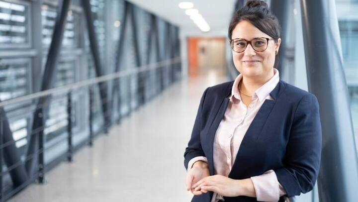 Amelie Becher hat zum 10. Dezember 2025 den Vorstandsposten des Donauisar Klinikums übernommen. Amelie Becher hat zum 10. Dezember 2025 den Vorstandsposten des Donauisar Klinikums übernommen.