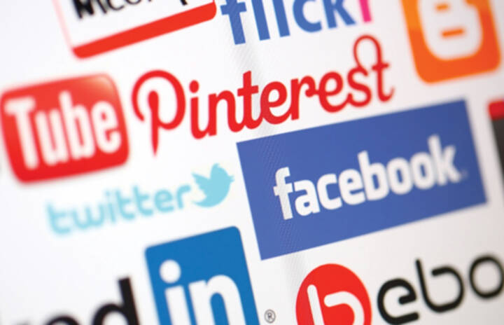 Was dürfen Pflegekräfte auf Social Media – und was nicht? Eine Juristin und eine Pflege-Influencerin erklären, welche Regeln gelten, worauf beim Posten geachtet werden muss und wie authentische Beiträge gelingen. Was dürfen Pflegekräfte auf Social Media – und was nicht? Eine Juristin und eine Pflege-Influencerin erklären, welche Regeln gelten, worauf beim Posten geachtet werden muss und wie authentische Beiträge gelingen.