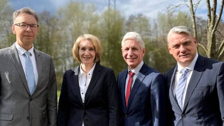 Cord Meyer gibt Geschäftsführung der Kliniken Buchholz und Winsen ab Dr. Martin Meyer, Dr. Franziska Breunig, Rainer Rempe und Cord Meyer