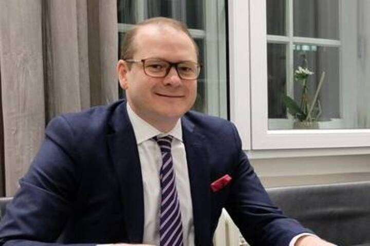 Tobias Vaasen übernimmt für Maria Wert in der Klinik Öschelbronn Tobias Vaasen übernimmt für Maria Wert in der Klinik Öschelbronn