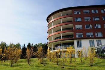 SRH: Umsatz überschreitet erstmals Milliardengrenze