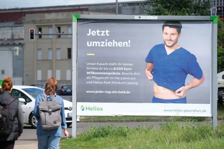 Abwerbeprämien in der Pflege: Umstritten, aber erfolgreich