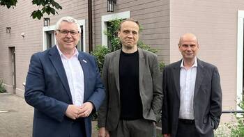 Von links: Thorsten Riehle, Sozialbürgermeister und Stiftungsratsvorsitzender des Katholischen Bürgerhospitals, Sven Keitel, neuer Geschäftsführer des Katholischen Bürgerhospitals, und Boris Jarmuty, der scheidende Geschäftsführer des Katholischen Bürgerhospitals.