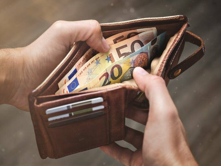 Blick in die Geldbörse