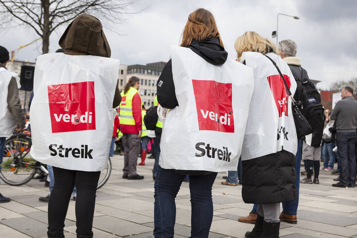 Warnstreik an der Charité: Pflegekräfte fordern den Erhalt des Entlastungstarifvertrags. Warnstreik an der Charité: Pflegekräfte fordern den Erhalt des Entlastungstarifvertrags.