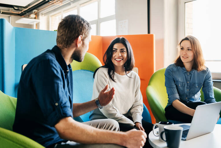 Wer einen guten Workshop durchführen möchte, sollte direkt zu Beginn für Interaktion sorgen, um die Teilnehmenden in die richtige Stimmung zu versetzen. 