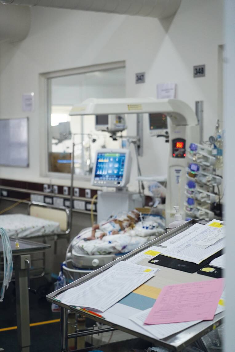 Tuk-Tuk-Stau vor der Klinik