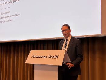 Johannes Wolff, Leiter der Abteilung Krankenhäuser, beim Herbstsymposium der Deutschen Gesellschaft für Medizincontrolling (DGfM) 2025 in Frankfurt.