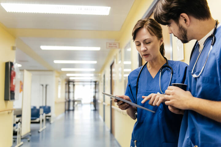 Zwei Jahre nach dem historischen Tarifvertrag Entlastung am UKGM zeigt sich: Erste Verbesserungen sind spürbar, doch viele Herausforderungen bleiben. Wie steht es um die Umsetzung?