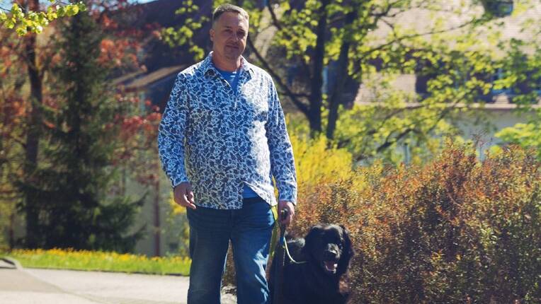 Joachim Dietrich, Therapieleiter, mit Hovawart Thore