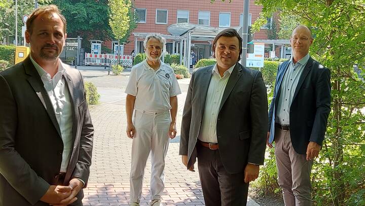 Peter Potysch (2.v.r.) ist Kaufmännischer Direktor der St. Barbara-Klinik Hamm GmbH und bildet mit Geschäftsführer Thorsten Keuschen, dem Ärztlichen Direktor Dr. Rainer Löb und Pflegedirektor Jens Alberti (v.l.n.r.) das Direktorium.