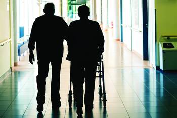 Angehörige eines Patienten greifen in Essen die Mitarbeiter eines Krankenhauses an. Eine 23-Jährige wird schwer verletzt. Jüngst gibt es eine Zunahme der Gewalt gegen Klinikbeschäftigte.