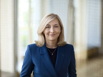 Bundesgesundheitsministerin Nina Warken weist den SPD‑Vorstoß zurück, Kapitaleinkünfte in die Gesundheitsfinanzierung einzubeziehen. Sie warnt vor doppelter Belastung und fordert ein umfassendes Reformpaket.