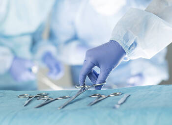 Die DKG warnt vor drohenden Engpässen bei Einmalhandschuhen, Schutzausrüstung und weiteren für den Krankenhausbetrieb unverzichtbaren Produkten.