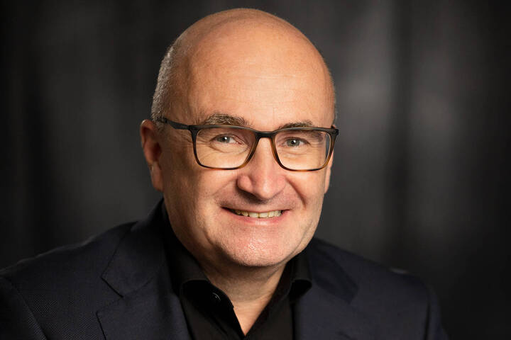 Robert Wieland bleibt weitere fünf Jahre Vorstand der Kreiskliniken Günzburg-Krumbach Bis mindestens 2032 soll Robert Wieland als Vorstand die Geschicke der Kreiskliniken Günzburg-Krumbach leiten. Der Verwaltungsrat des kommunalen Unternehmens hat die Zusammenarbeit vorzeitig um weitere fünf Jahre verlängert.