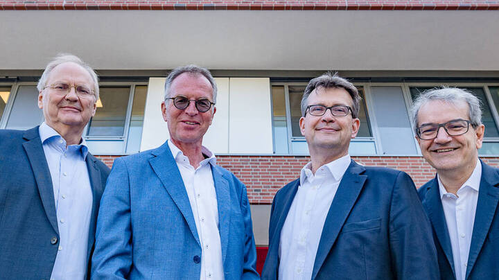 Prof. Dr. Thomas Moesta, Co-Vorsitzender der Geschäftsführung Diakovere, Dr. Hans Ulrich Anke, Aufsichtsratsvorsitzender Diakovere, Stefan David (Vorsitzender der Geschäftsführung Diakovere) und Prof. Dr. Parwis Fotuhi, Vorstandsvorsitzender Bult. 