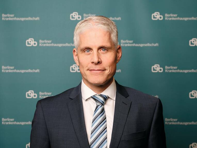 Eine zusätzliche Pflegekraft pro Schicht