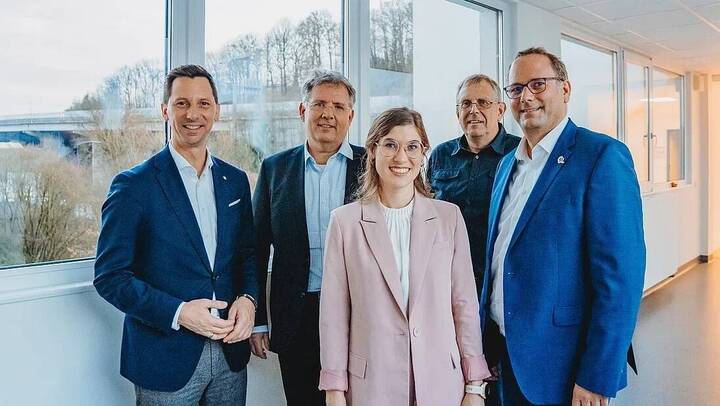 Anna de Nitto zur Kaufmännischen Direktorin ernannt Von links: Landrat Andreas Müller, Geschäftsführer Ingo Fölsing, Kaufmännische Direktorin Anna de Nitto, Kaufmännischer Direktor Rainer Denker und Kaufmännischer Direktor Christian Lohmann.