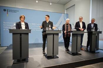 Hamburgs Gesundheitssenatorin Melanie Schlotzhauer (l.), Gesundheitsminister Karl Lauterbach sowie die gesundheitspolitischen Sprecher Heike Baehrens (SPD), Janosch Dahmen (Grüne) und Andrew Ullmann (FDP) nach dem Bund-Ländertreffen zur Krankenhausreform.