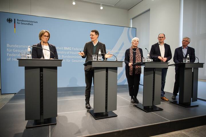 Hamburgs Gesundheitssenatorin Melanie Schlotzhauer (l.), Gesundheitsminister Karl Lauterbach sowie die gesundheitspolitischen Sprecher Heike Baehrens (SPD), Janosch Dahmen (Grüne) und Andrew Ullmann (FDP) nach dem Bund-Ländertreffen zur Krankenhausreform.