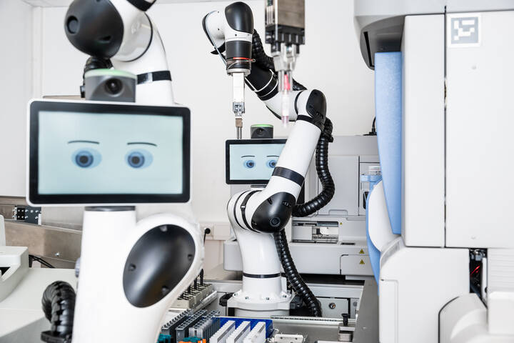 Weltweit erstes autonomes Roboterlabor in Klinik installiert