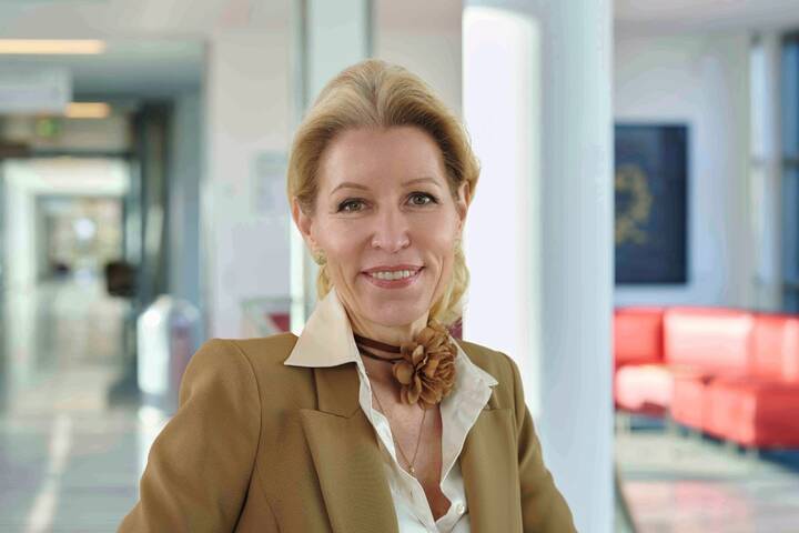 Die Universitätsmedizin Göttingen (UMG) besetzt das Ressort Krankenversorgung zum 1. Mai 2027 neu: Karin Overlack, bislang Geschäftsführerin des HDZ NRW, folgt auf Lorenz Trümper.