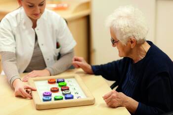 Laut Bundesrechnungshof haben viele Beschäftigte in Pflegeheimen keine Corona-Prämie erhalten.