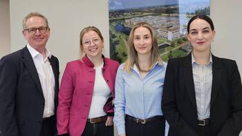 Dr. Ansgar Hörtemöller, Geschäftsführender Direktor der somatischen Standorte der MKK, Julia Fürstenberg, Klinikmanagerin des Krankenhauses Bad Oeynhausen, Melissa Herbersdorf, Klinikmanagerin des Krankenhauses Lübbecke, und Ann-Kathrin Kramer, Klinikmanagerin des Universitätsklinikums Minden. 