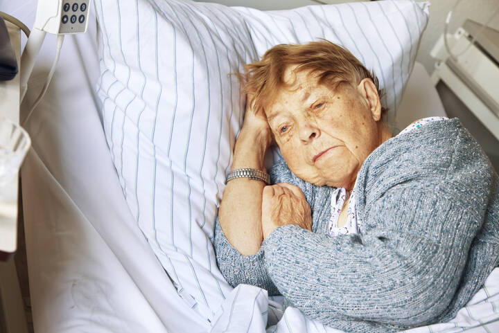 Der Mangel an qualifiziertem Pflegepersonal verlängert nicht nur die Verweildauer von Krankenhauspatienten, sondern erhöht auch die Krankenhauskosten erheblich. 
