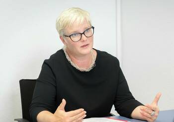 Susanne Leciejewski sitzt am Tisch und spricht