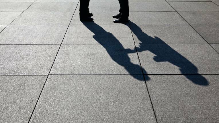 Die zweiten Opfer aus dem Schatten holen