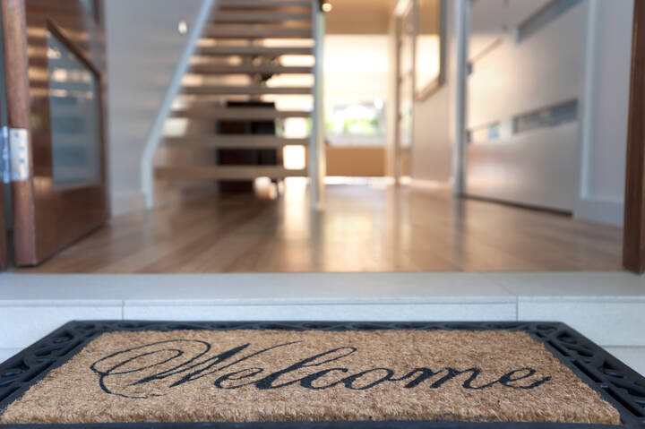 Close up of a welcome mat in front of an inviting house Eine Klinik ist mehr als ein Funktionsgebäude