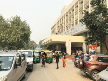 Tuk-Tuk-Stau vor der Klinik