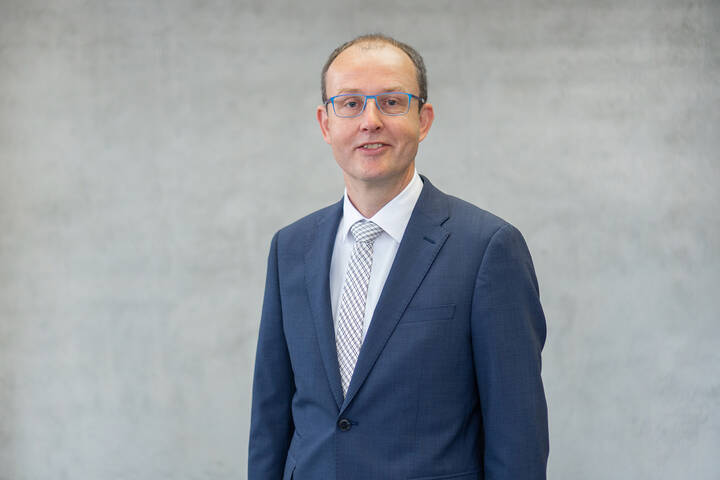 Axel Dismer übernimmt die Leitung der Kliniken Schmieder in Gailingen und verantwortet Strategie und Betrieb.