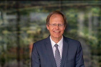 Wolfgang Holzgreve wird Berater