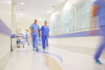 Bis zu zwei Jahre Wartezeit für die Approbation: Ausländische Ärzte kämpfen mit langen Verfahren – ein neues Gesetz soll helfen.