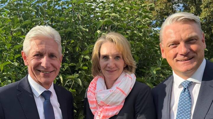 Landrat und Aufsichtsratsvorsitzender Rainer Rempe (li.) mit dem künftigen Geschäftsführungsteam Dr. Franziska von Breunig und Cord Meyer