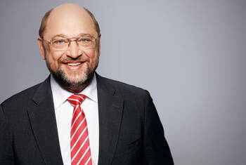 Schulz will mehr Personal und höhere Bezahlung in der Pflege