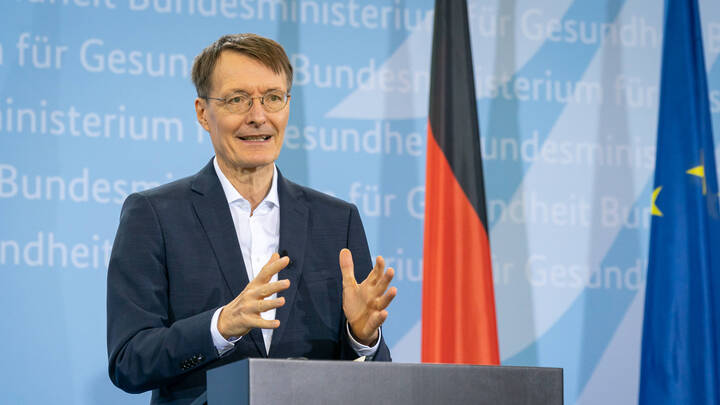 Wegen der drohenden Abschiebung kolumbianischer Pflegekräften ist die Zukunft eines niedersächsischen Pflegeheims bedroht. Bundesgesundheitsminister Karl Lauterbach verspricht zu helfen. Wegen der drohenden Abschiebung kolumbianischer Pflegekräften ist die Zukunft eines niedersächsischen Pflegeheims bedroht. Bundesgesundheitsminister Karl Lauterbach verspricht zu helfen.