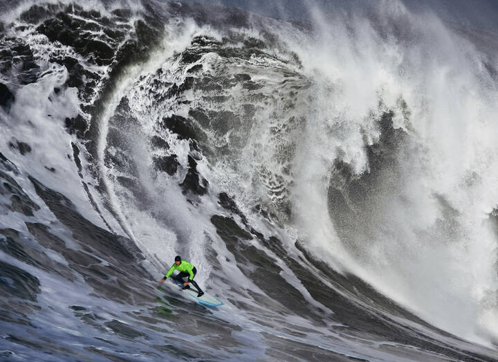 Vor der Welle surfen