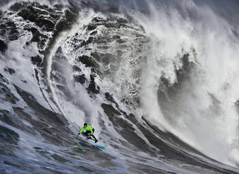 Vor der Welle surfen