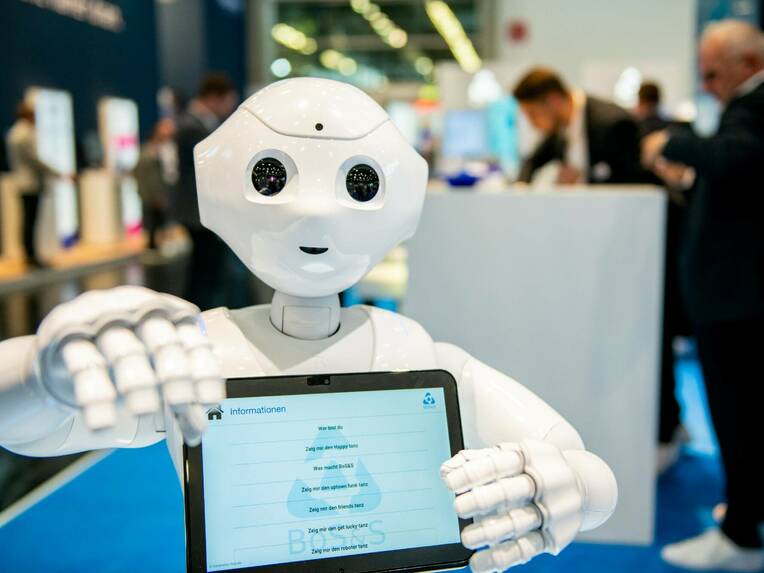 Unterhaltung auf der Station mit Robotergefährte Pepper
