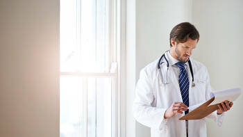 Ärztlicher Zwang: Karlsruhe prüft Grundrechtsverletzung