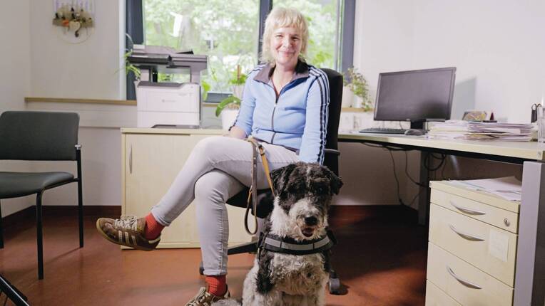 Sabine Thies, Sozialpädagogin, mit Mischling Platon