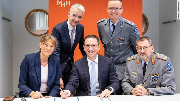 Allianz für Krisenzeiten (v.l.): MHH-Präsidentin Professorin Denise Hilfiker-Kleiner, MHH-Vizepräsident Professor Frank Lammert, Niedersachsens Wissenschaftsminister Falko Mohrs, Oberstarzt Dr. Christian Zechel und Generalstabsarzt Dr. Johannes Backus. Allianz für Krisenzeiten (v.l.): MHH-Präsidentin Professorin Denise Hilfiker-Kleiner, MHH-Vizepräsident Professor Frank Lammert, Niedersachsens Wissenschaftsminister Falko Mohrs, Oberstarzt Dr. Christian Zechel und Generalstabsarzt Dr. Johannes Backus.