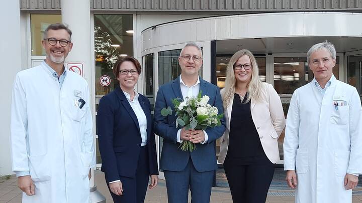 (von links) PD Dr. med. Georg Breuer (Ärztlicher Direktor), Cluster-Geschäftsführerin Melanie John, Klinikdirektor Marco Zipfel, Pflegedirektorin Sabrina Breternitz und Dr. med. Klaus Post (stellv. Ärztlicher Direktor)