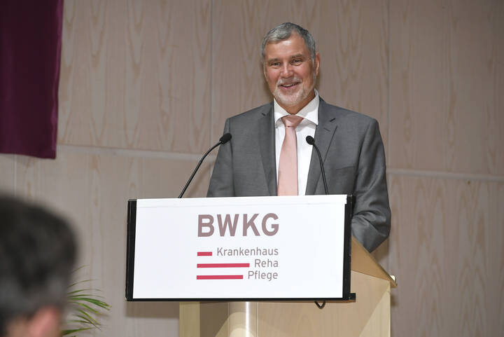 1200 Pflegekräfte und 400 Ärzte zu wenig
