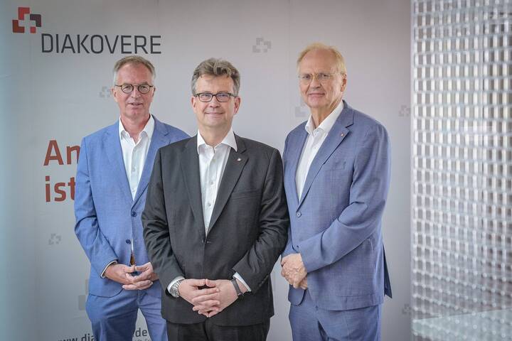 Diakovere schließt mit Plus ab (von links) Dr. Hans Ulrich Anke, Stefan David und Prof. Dr. Thomas Moesta
