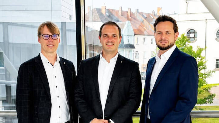 Kliniken Nordoberpfalz stellen Führung neu auf KNO-Vorstand Ralph Junghans (Mitte) mit den beiden Klinikdirektoren Tim Egger (rechts) und Stephan Schumacher (links).